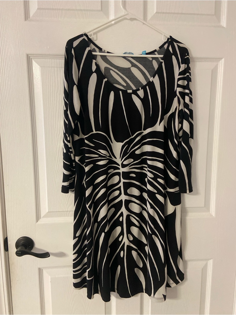 T40a- TORI RICHARD Black-White MONSTERA LEAF Knit Flared Hem Dress